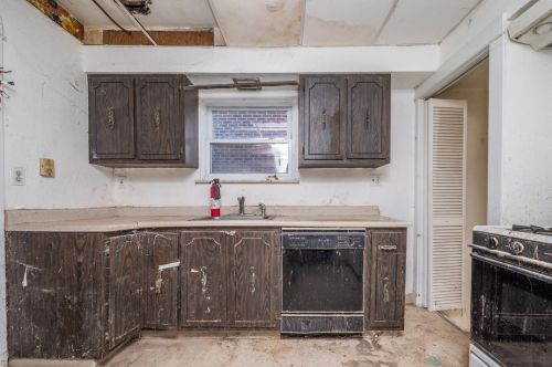 5735 Pocusset St, Pittsburgh PA 15217-2218 exterior