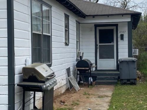 4307 Frank St, Dallas TX 75210-2019 exterior