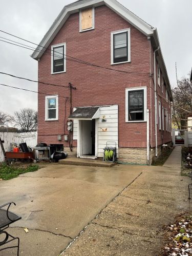 321 37th St, Milwaukee, WI 53208-3704