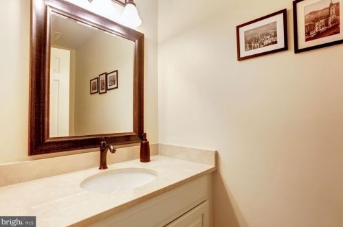 733 Rdg Dr, Mc Lean VA 22101-1620 exterior