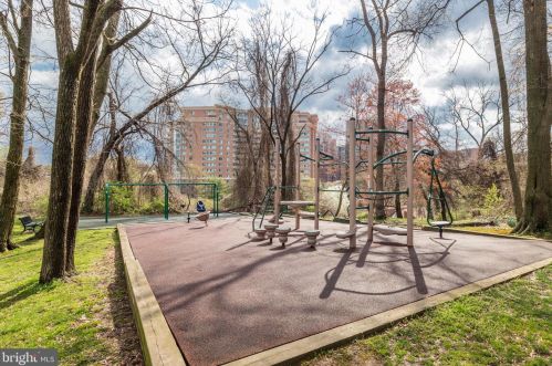 3222 28th St, Alexandria VA 22302-1325 exterior