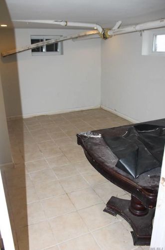 39 Waldinger St, Valley Stream NY 11580-3806 exterior