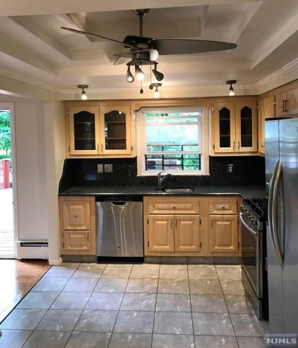 843 Country Club Dr, Teaneck, NJ 07666-5613