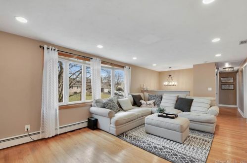 6 Stardust Dr, Enfield CT 06082-5722 exterior