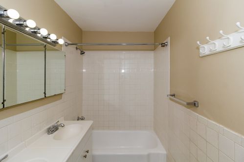 5740 Sheridan Rd, Chicago IL 60660-4762 exterior