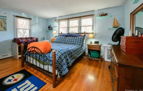 9 Hamilton Ct, Enfield CT 06082-3910 exterior