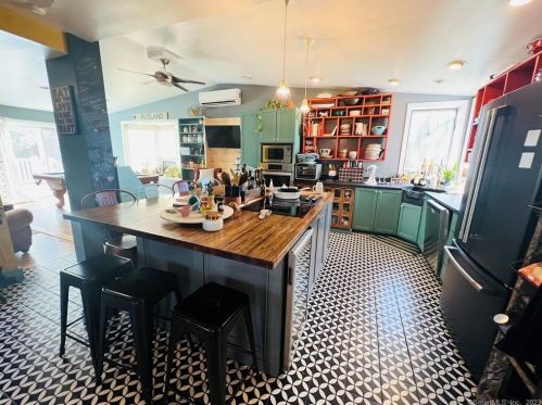 294 Broad St, Killingly CT 06239-3604 exterior