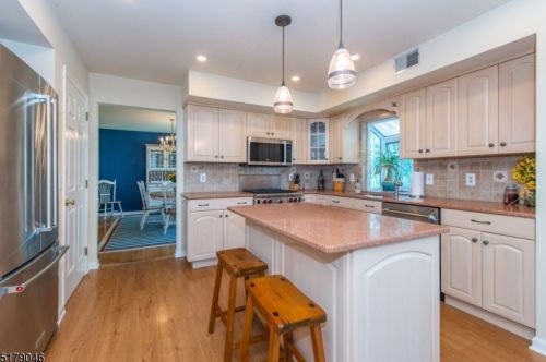 5 Cliffside Way, Andover NJ  07821-5042 exterior