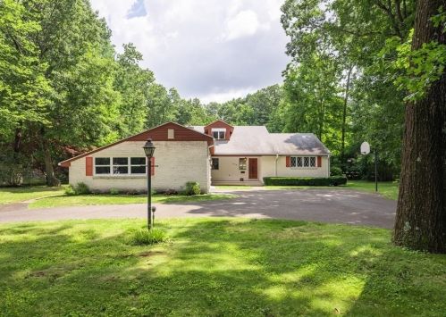 239 Academy Dr, Springfield, MA 01106-2117