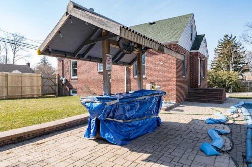 31 Leyden St, Huntington Station NY 11746-1825 exterior