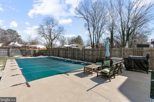 8213 Cooper St, Alexandria VA 22309-1052 exterior