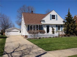 1566 Hawthorne Dr, Cleveland OH  44124-3002 exterior