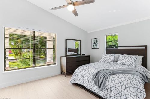 827 102 Ave, Naples FL 34108-3214 exterior