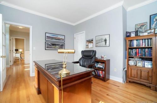 8 Jennifer Dr, North Haven CT 06473-2041 exterior