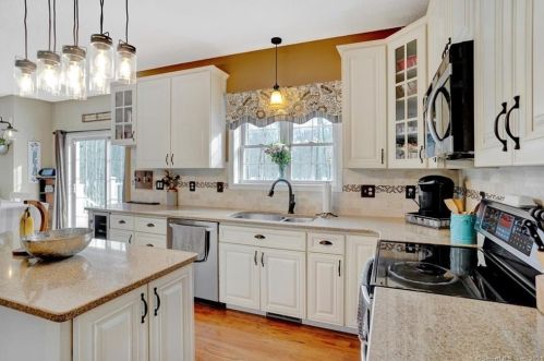 480 Woodmont Dr, Coventry CT 06238-3521 exterior