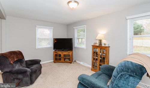 33 Vly Vw Dr, Hanover PA 17331-8307 exterior