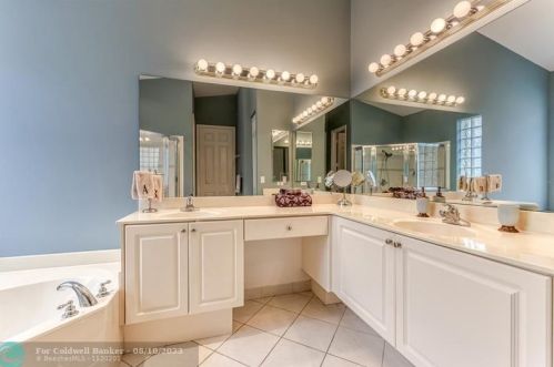 7948 Lando Ave, Boynton Beach FL 33437-6359 exterior