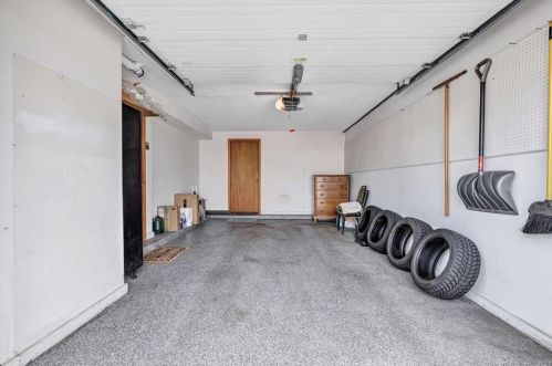 6 Commodore Cmns, Derby CT 06418-2148 exterior