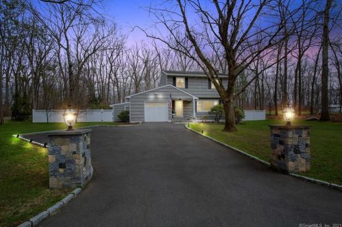 8 Stonehedge Rd, Norwalk CT 06851-1229 exterior