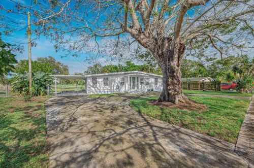 208 Southern Ave, Fort Pierce FL  34950-5433 exterior