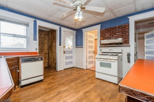 19 Cloverhill Pl, Montclair NJ 07042-4818 exterior