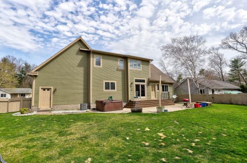 1061 Robinhood Dr, Meskegon MI  49445-2075 exterior