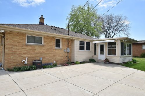 7535 Seneca Rd, Milwaukee WI 53217-3142 exterior