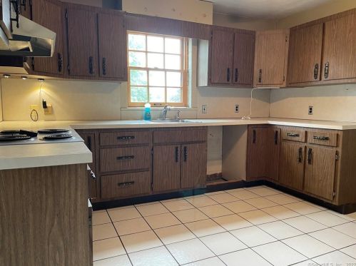 437 Putnam Rd, Killingly CT 06239-2005 exterior