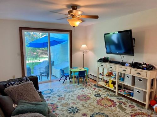 22 Bridle Path Ln, Manchester CT 06042-8303 exterior