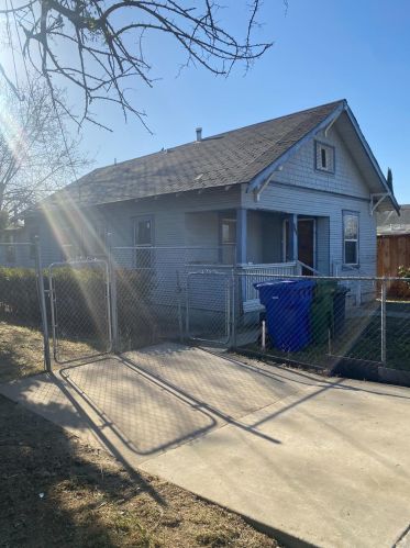 406 West Ave, Turlock CA  95380-5364 exterior