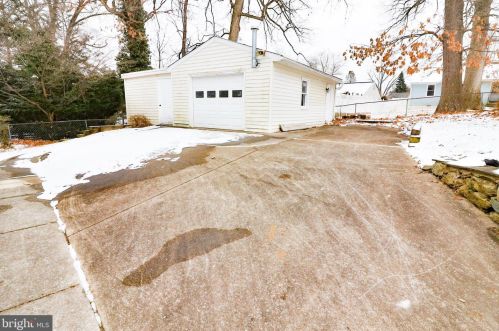 1201 Clagett Dr, Rockville MD 20851-2116 exterior