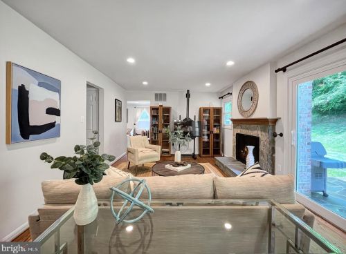 733 Rdg Dr, Mc Lean VA 22101-1620 exterior