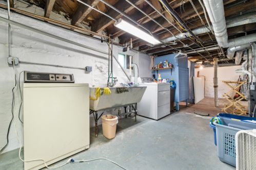 1525 82, Milwaukee WI 53222-2935 exterior