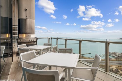 340 Randolph St, Chicago IL  60601-7618 exterior