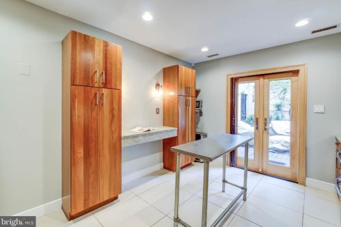 527 Wilkes St, Alexandria VA  22314-3723 exterior