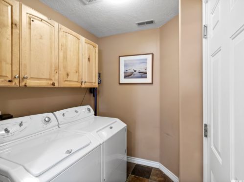 9450 Meckailee Cv, Sandy UT 84070 exterior