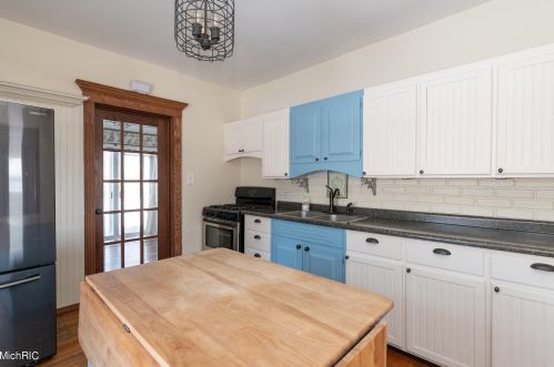 1104 Hoffman St, Three Rivers MI 49093-1017 exterior