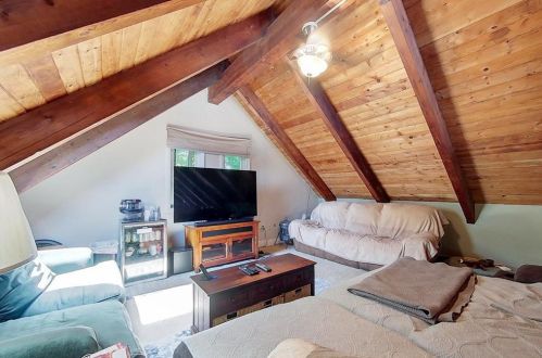 1 Indian Ter, Middletown RI 02842-5721 exterior