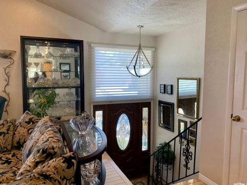 8672 Aspen Way, Sandy UT 84093-1827 exterior