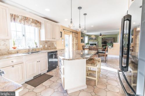 1121 Sunwood Ln, Lancaster PA  17601-7104 exterior