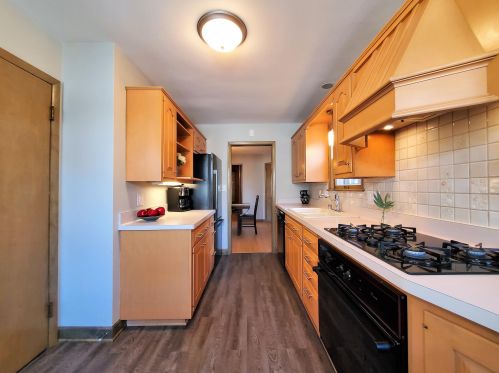 1631 Chateau Pl, Milwaukee WI 53217-6022 exterior