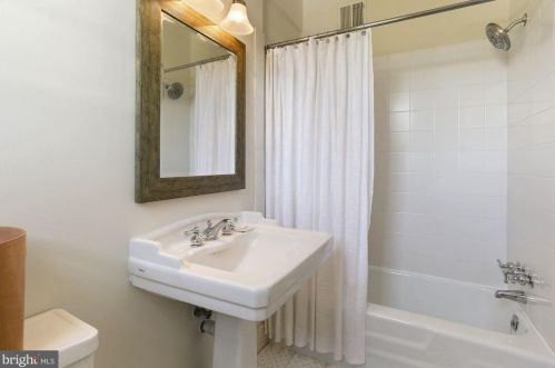 204 Royal St, Alexandria VA  22314-2627 exterior