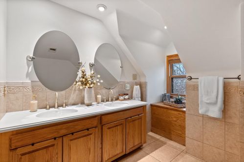 9360 Sleepy Hollow Ln, Milwaukee WI  53217-1242 exterior