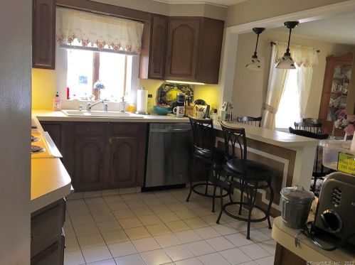 25 Pearl St, Windsor Locks CT 06096-1421 exterior