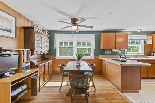 12 Maxwell Dr, Milford CT 06461-2738 exterior