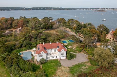 58 Eastern Pt Blvd, Gloucester MA 01930-4405 exterior