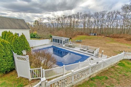 3 Grn Holw Rd, Killingly CT 06239-3546 exterior