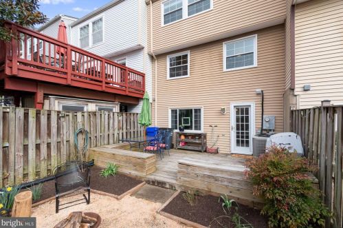 6812 Heatherway Ct, Alexandria VA 22315-3939 exterior