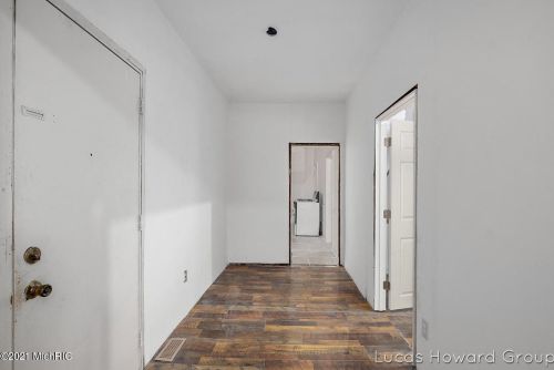 701 Vries St, Grand Rapids MI 49503-8118 exterior