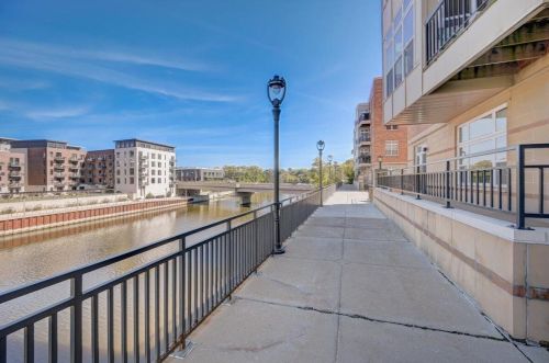 1915 Water St, Milwaukee WI  53202-1577 exterior